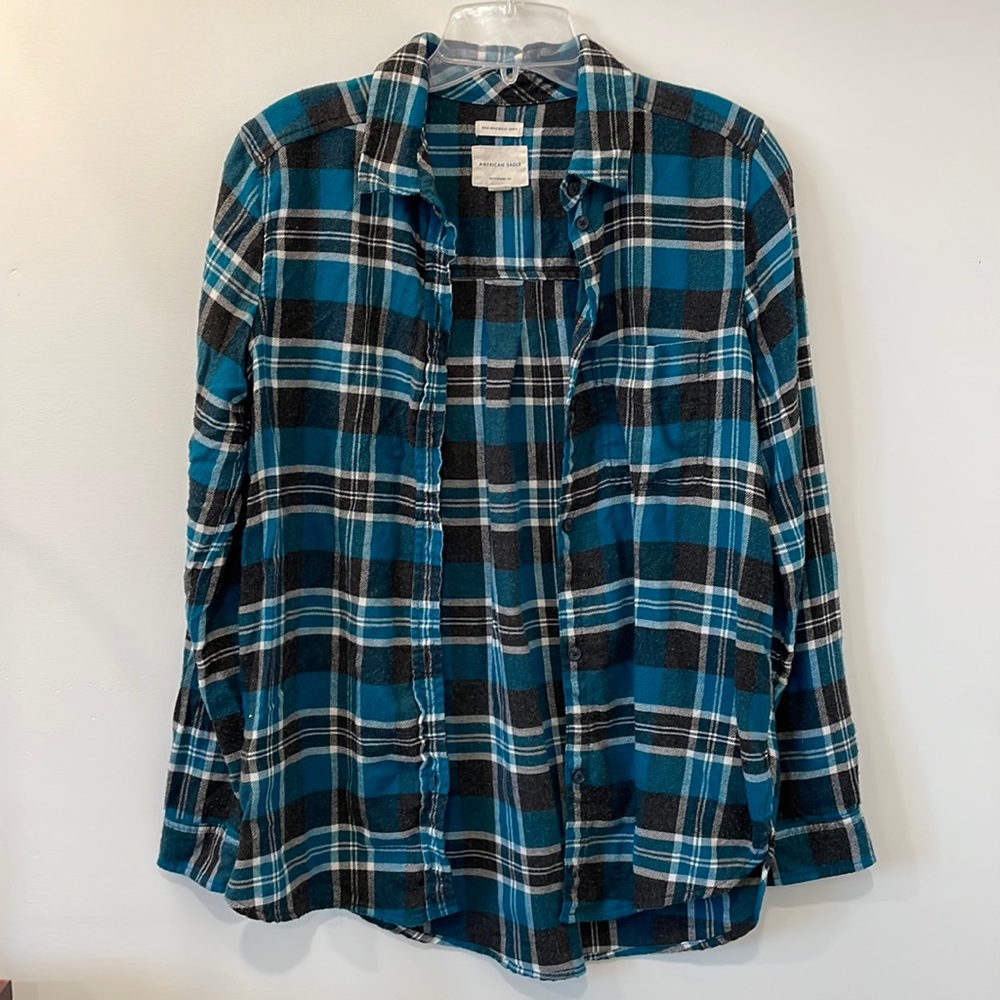 Soft boyfriend fit. American Eagle plaid flannel.